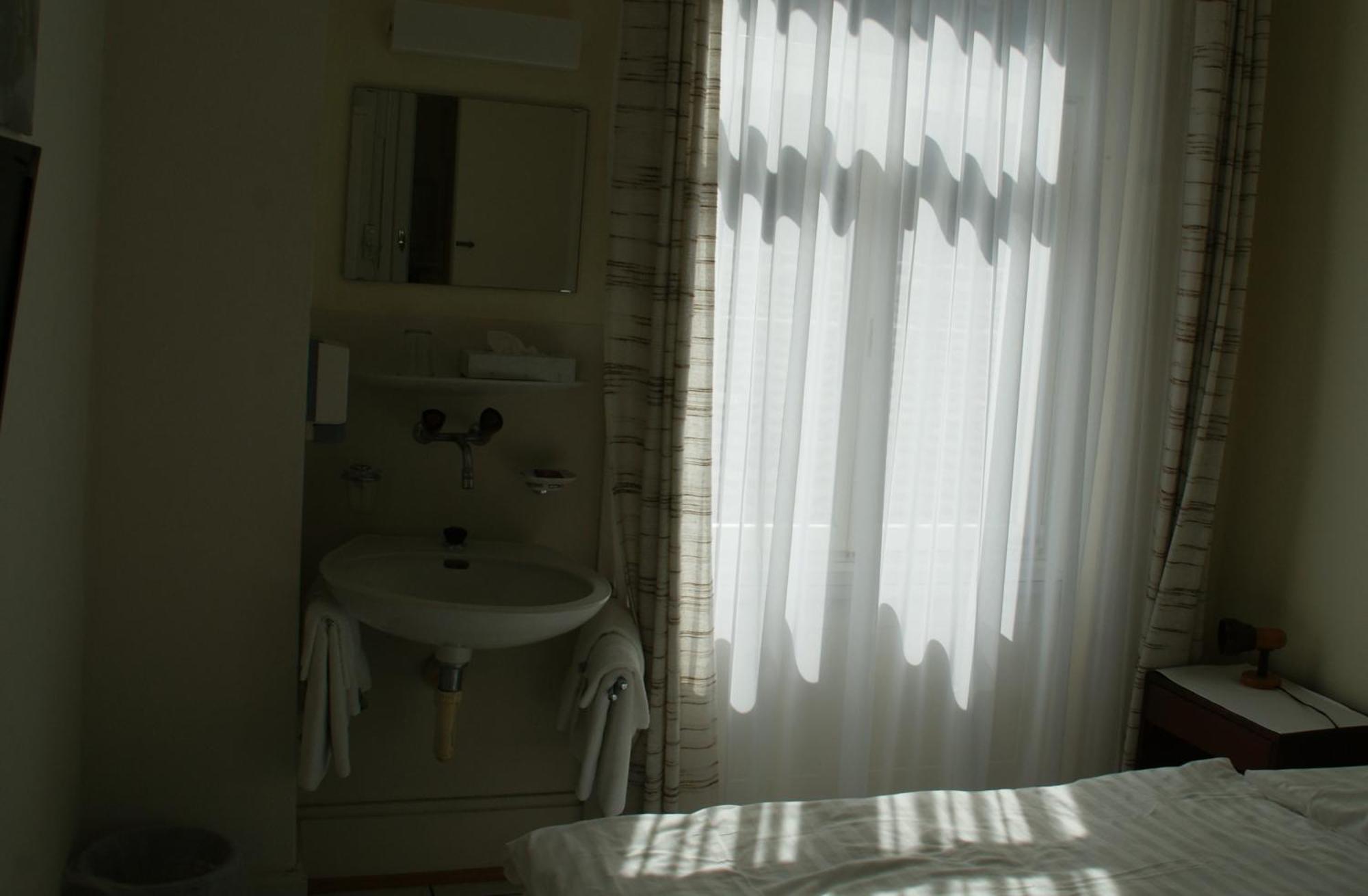 Stadthof Budget Hotel Basel City Center Екстериор снимка