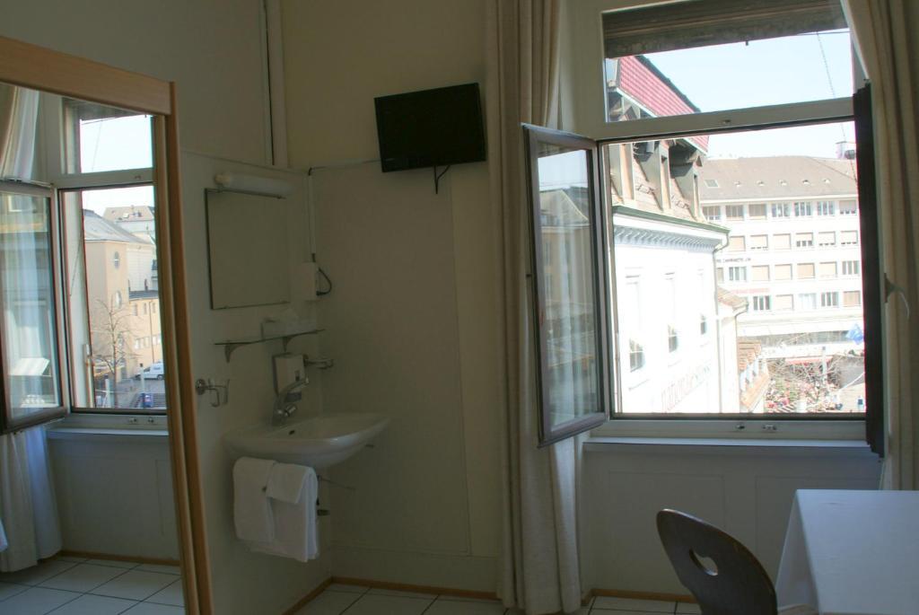 Stadthof Budget Hotel Basel City Center Стая снимка