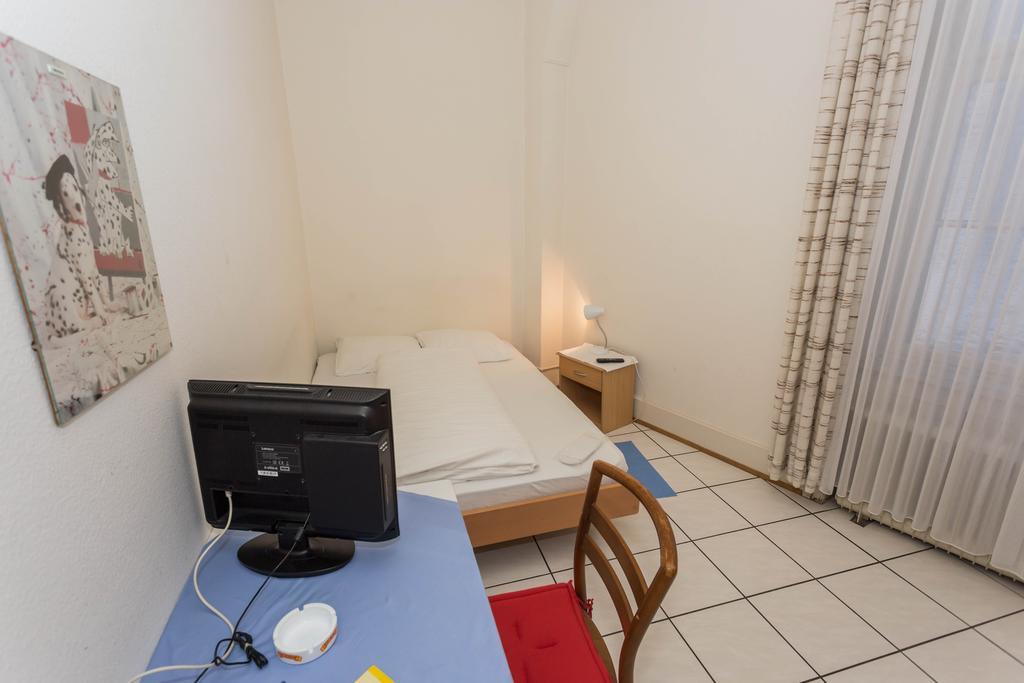 Stadthof Budget Hotel Basel City Center Екстериор снимка