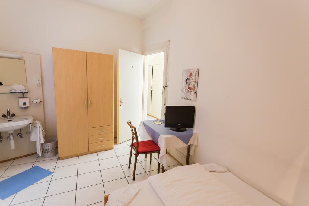 Stadthof Budget Hotel Basel City Center Екстериор снимка