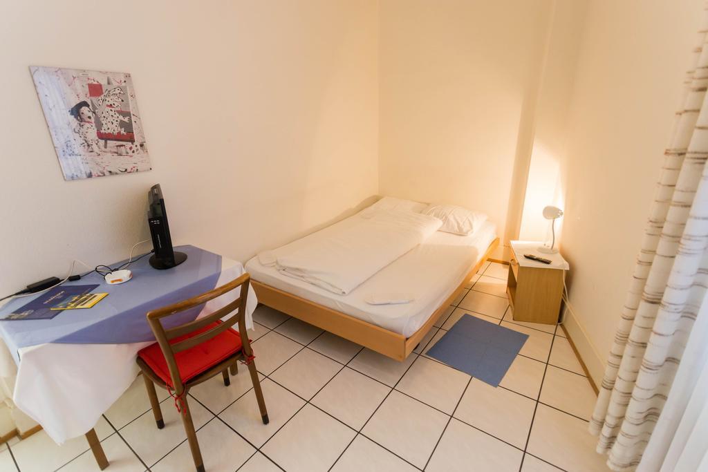 Stadthof Budget Hotel Basel City Center Екстериор снимка