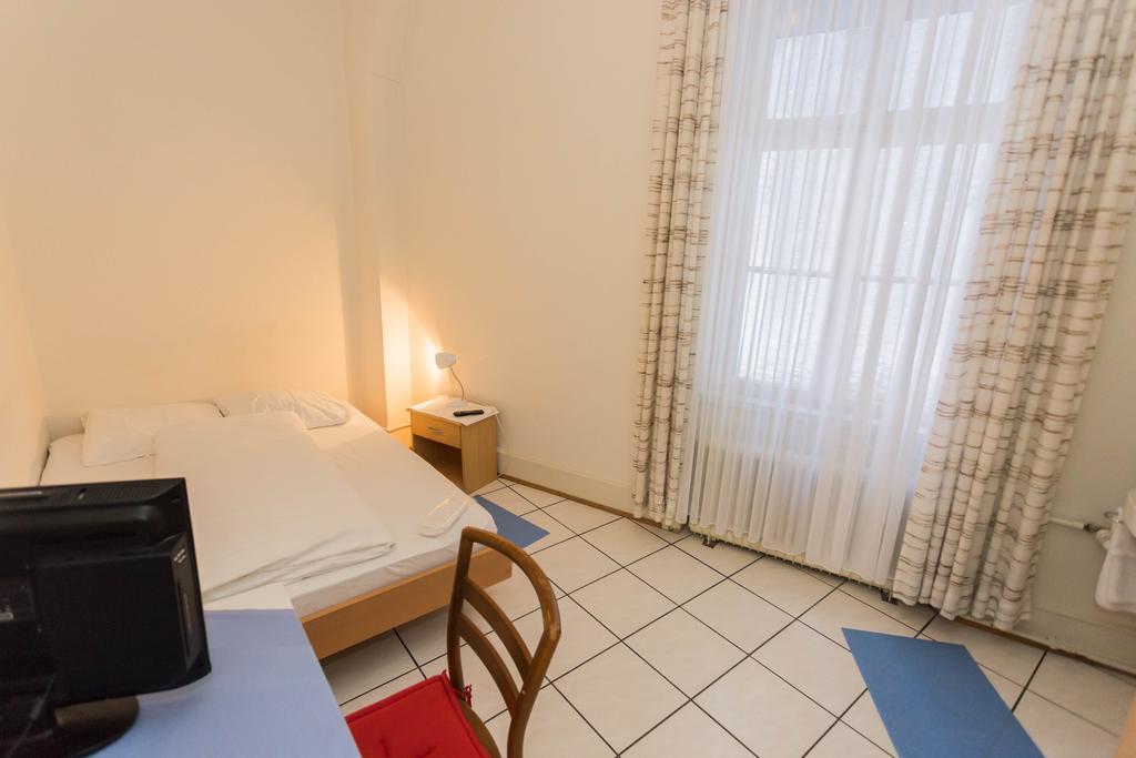 Stadthof Budget Hotel Basel City Center Екстериор снимка