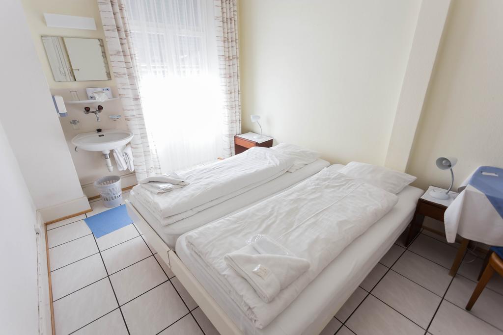 Stadthof Budget Hotel Basel City Center Екстериор снимка