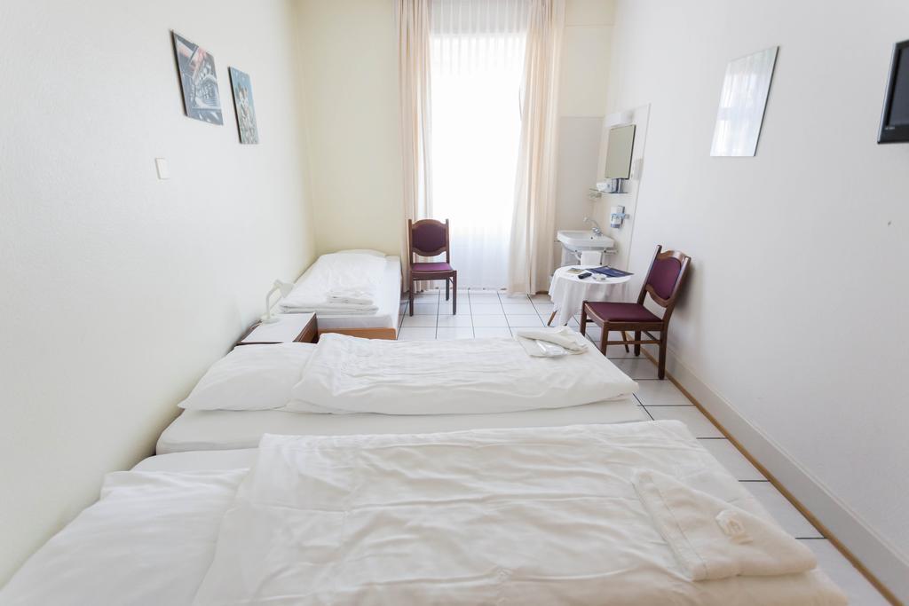 Stadthof Budget Hotel Basel City Center Екстериор снимка