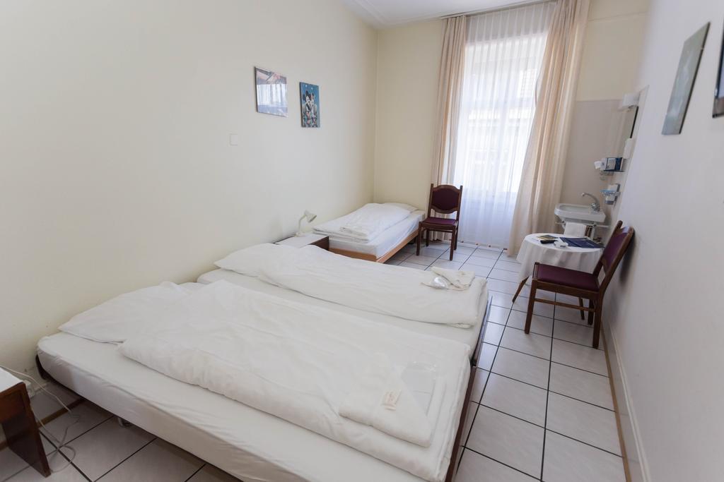 Stadthof Budget Hotel Basel City Center Екстериор снимка