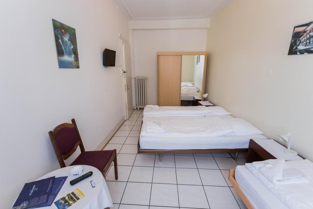 Stadthof Budget Hotel Basel City Center Екстериор снимка