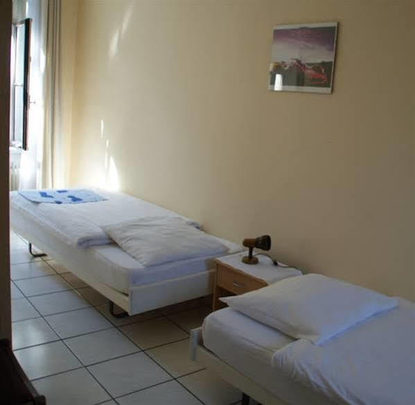 Stadthof Budget Hotel Basel City Center Екстериор снимка