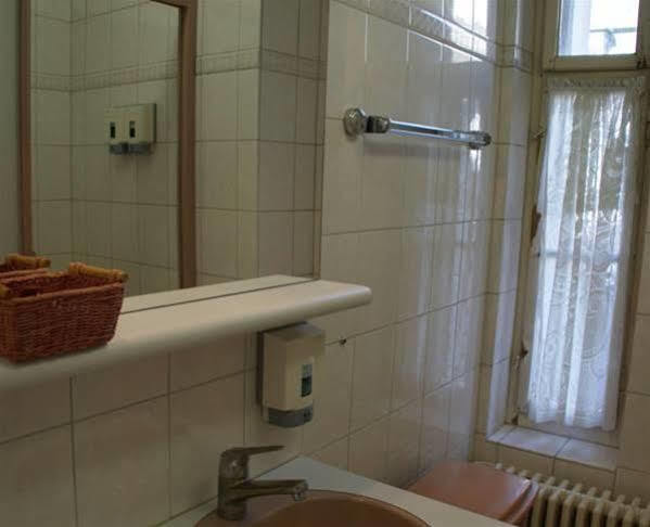 Stadthof Budget Hotel Basel City Center Екстериор снимка