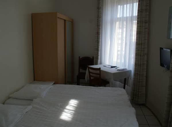 Stadthof Budget Hotel Basel City Center Екстериор снимка